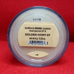 Original loose powder foundation in golden ivory.